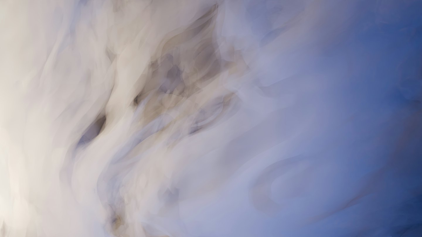 Onde morbide e vorticose di beige, marrone e blu polveroso.